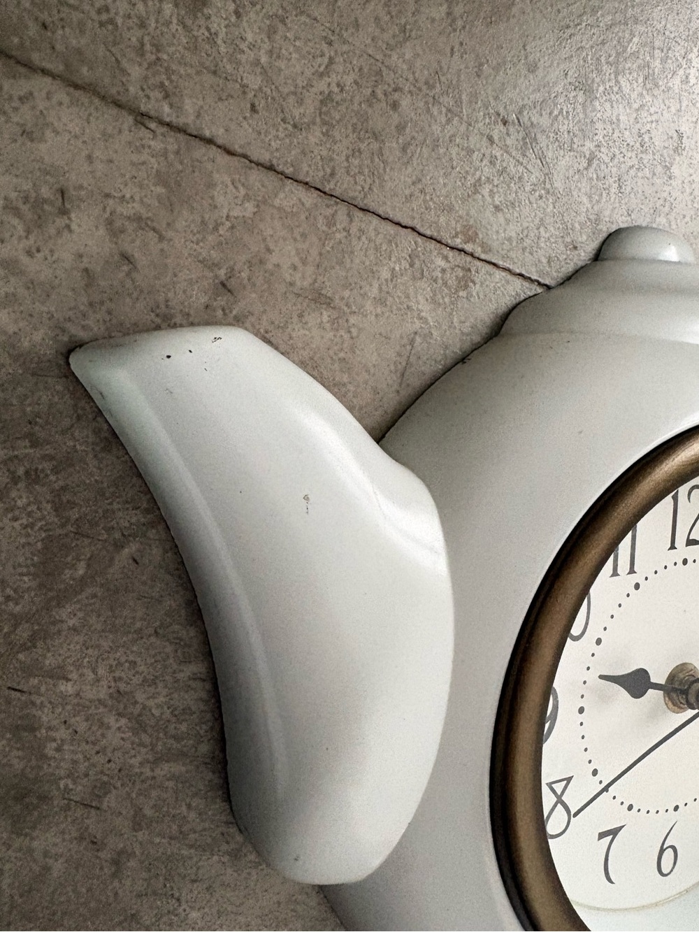 vintage teapot clock styled with a glossy white finish to look like ceramic. - Picture 5 of 10